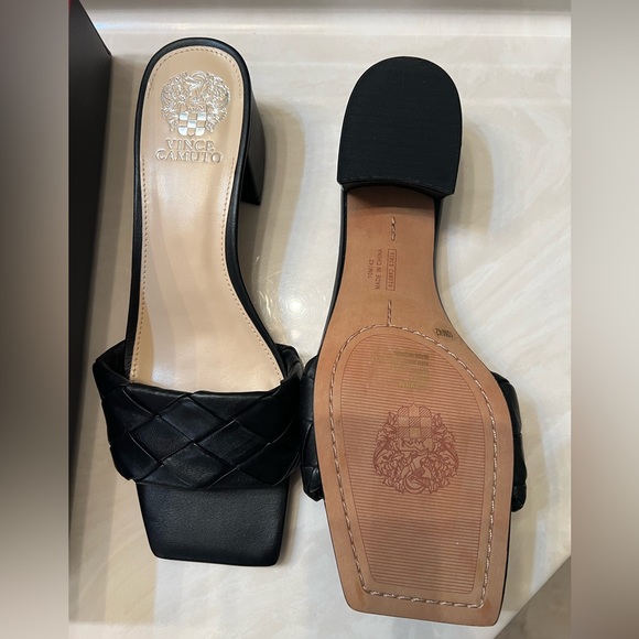 *New in Box* Vince Camuto square toe black sandal - Picture 4 of 4